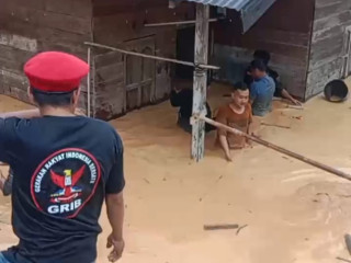 Banjir Melanda Desa Keritang Hulu, Warga Dibantu Tim Relawan Grib Jaya Inhil