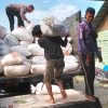 Peduli Terhadap Masyarakat, Bhabinkamtibmas Polsek Singingi Hilir Kawal Distribusi Jagung Pipil ke Bulog