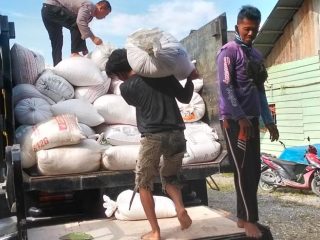 Peduli Terhadap Masyarakat, Bhabinkamtibmas Polsek Singingi Hilir Kawal Distribusi Jagung Pipil ke Bulog