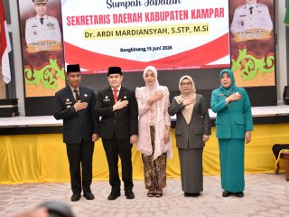 Bupati Kampar Ahmad Yuzar Lantik dan Ambil Sumpah Jabatan Sekretaris Daerah Kabupaten Kampar Dr. Ardi Mardiansyah