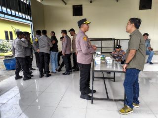 Hari Pertama Jadi Kapolsek, Kompol Bagus Langsung Cek Urine Personel